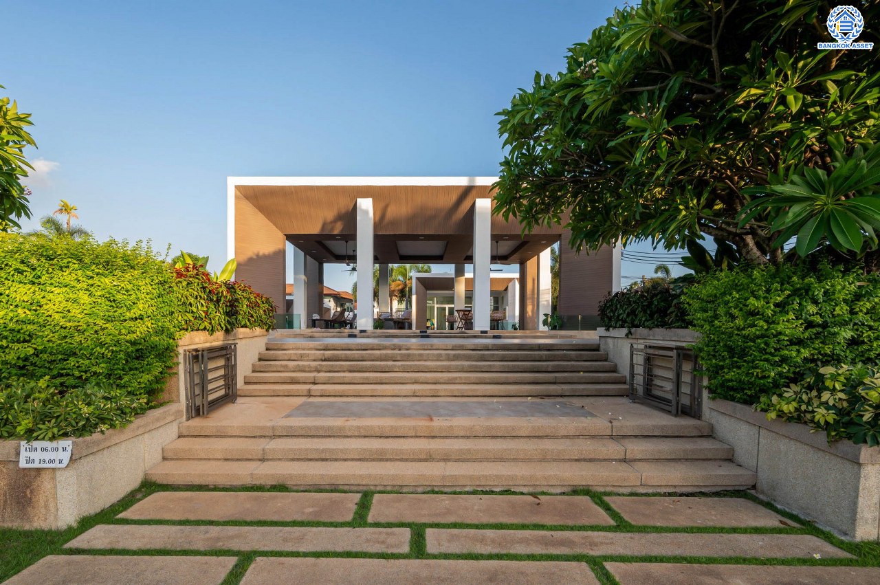 บ้านมือสองตกแต่งใหม่ โครงการ เดอะเวอรีเดียนโฮม กาญจนาภิเษก เนื้อที่กว้าง 75 ตร.ว. ฟังก์ชัน 3 ห้องนอน 4 ห้องน้ำ 1 ห้องอเนกประสงค์ 1 ห้องแม่บ้าน จอดรถได้ 2 จอด บนทำเลดี ติดถนนกาญจนาภิเษก เชื่อมต่อถนนรัตนาธิเบศร์ ถนนนครอินทร์ ถนนกาญจนาภิเษก ใกล้รถไฟฟ้าสายสีม่วง "สถานีตลาดบางใหญ่" และจุดขึ้นทางด่วน "ศรีรัช"...